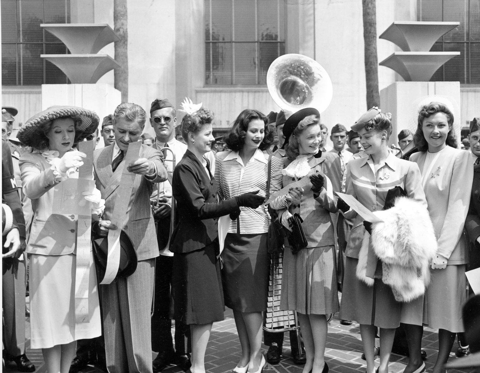 1942: War bonds